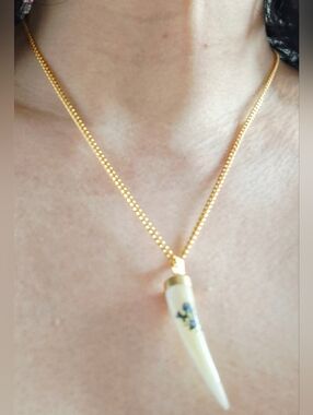 Vintage 80s Lucky Floral Jade Horn Amulet/Pendant Necklace